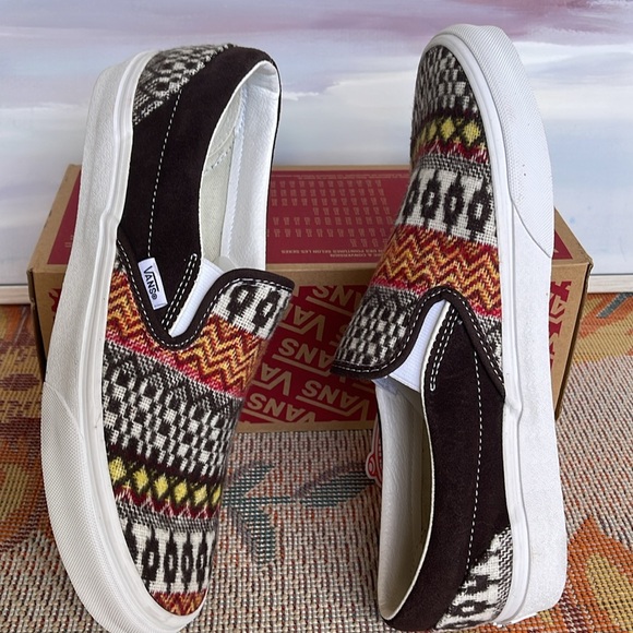 Vans WMNS Classic Slip-0n
Fair Isle Brown/Multi
VN0A5JMHBF0
Sneakers - Picture 12 of 16
